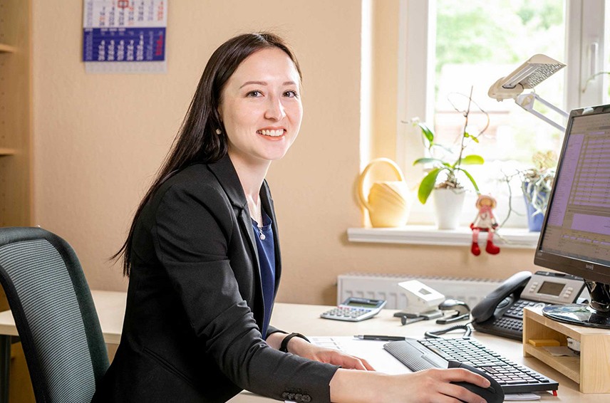 Junge Frau sitzt am Schreibtisch