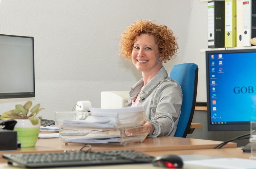 Frau am Schreibtisch